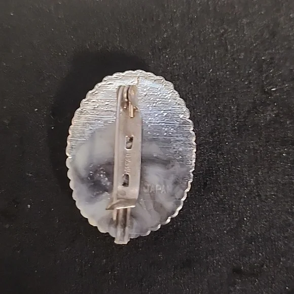 Vintage Japan Green Plastic Cameo Brooch Silver Tone Oval Lady Portrait - Picture 2 of 3